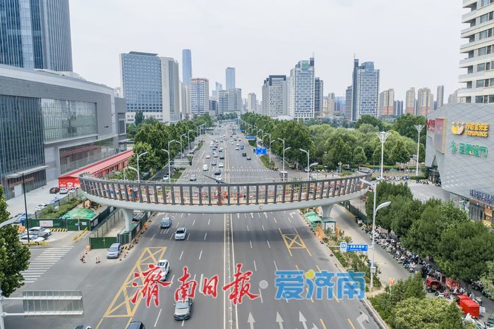 济南工业南路高新万达南侧U形天桥加紧施工，畅通商圈便民出行路