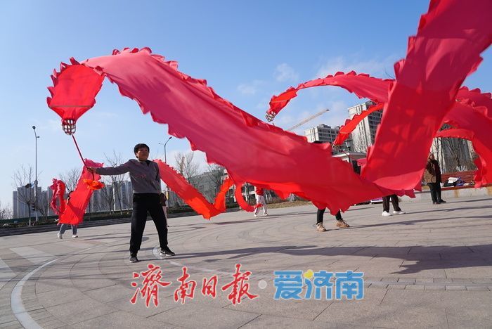 红绸炫舞迎元宵