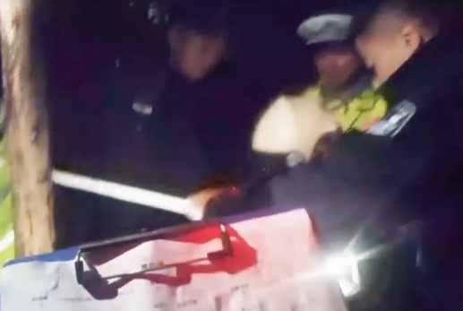 济南一外卖员为抄近道掉进大明湖，民警火速救援