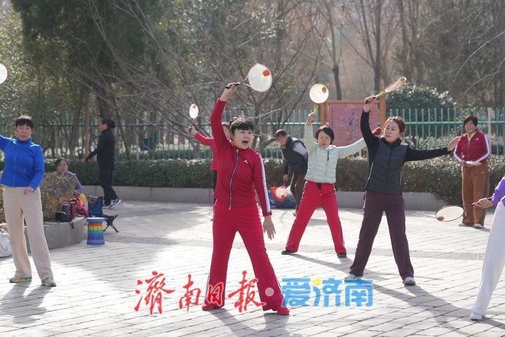 济南迎17℃暖冬晴日 市民乐享春光