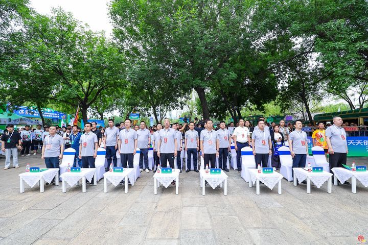 “汉酱杯”2025中国·济南明湖龙舟文化节暨第二十四届明湖龙舟邀请赛火热开赛