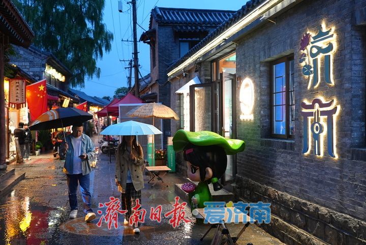 一年四季 泉在济南丨雨润青石板 泉韵“济南府”百花洲夜色引客来