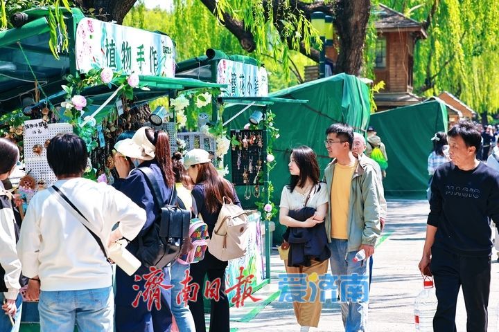 黑虎泉畔文创市集热闹非凡 泉水与文创相融点亮泉城假日