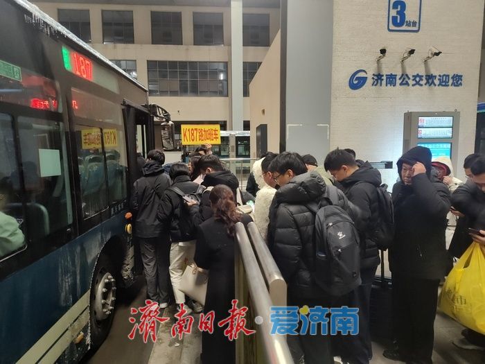 暴雪夜高铁晚点 济南公交延时服务暖人心