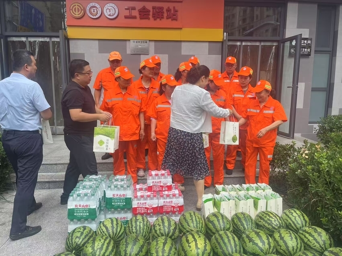 高温下的“清凉守护”：济南136处歇脚点为环卫工人撑起夏日绿荫