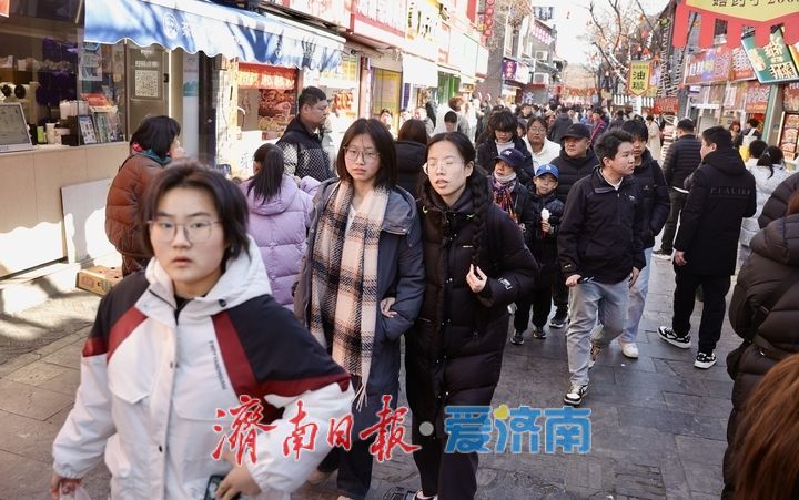 客流满 消费旺 正月感受浓浓烟火气