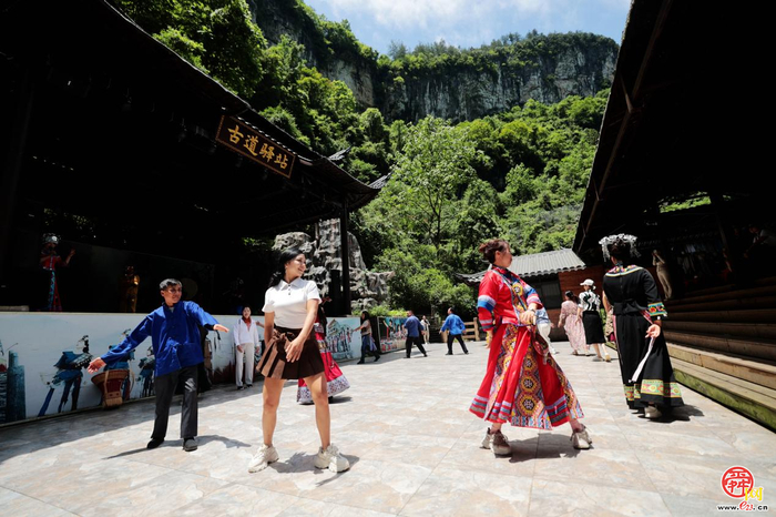 浪漫地心见证土家深情 湖北蝶舞清江·地心谷解锁文旅融合新场景