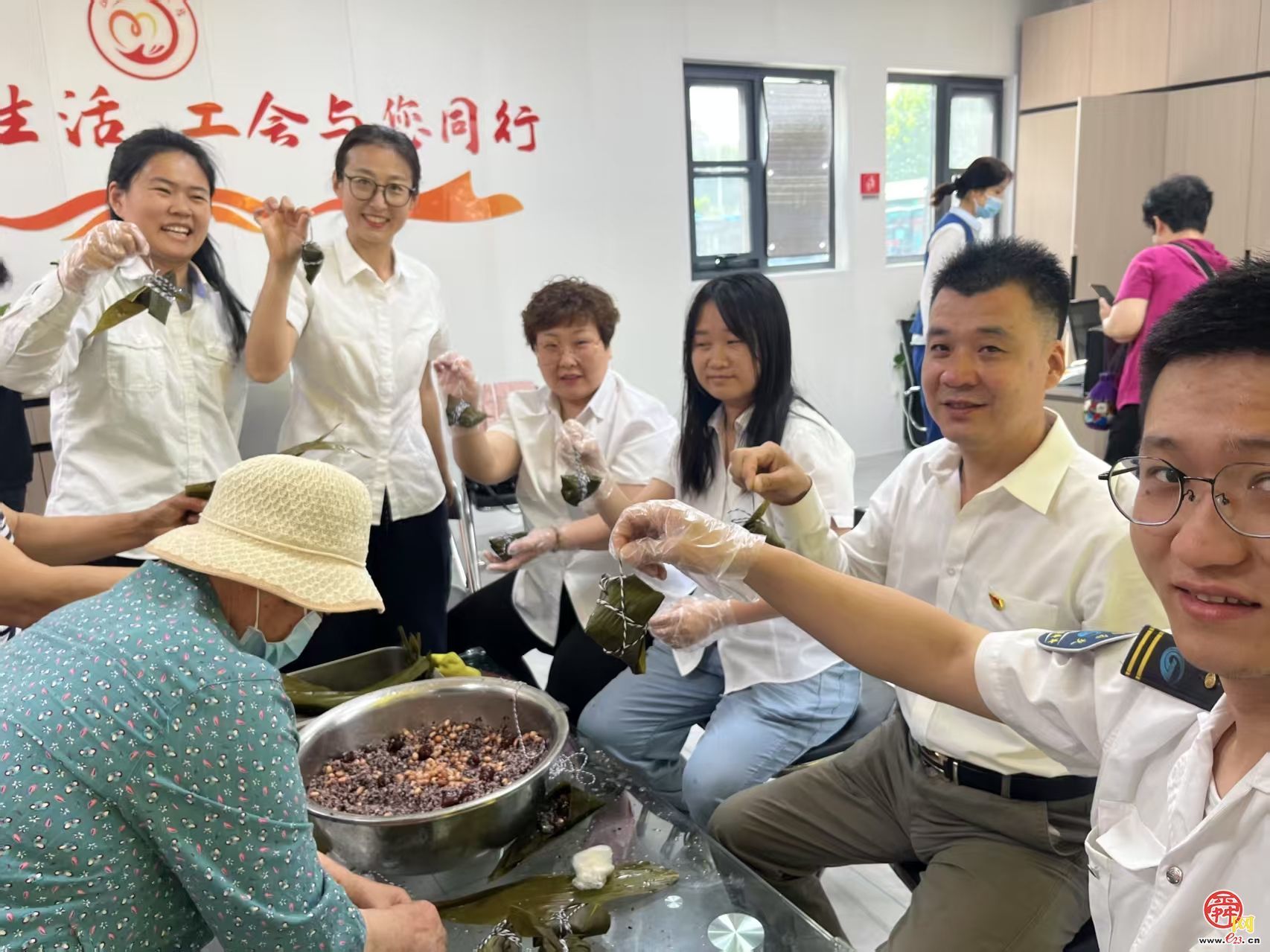 粽香飘驿站 共建暖人心