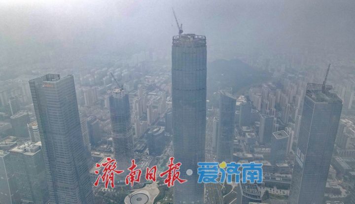 项目强省会｜792块单元体板块全部进场，济南“第一高”塔冠幕墙安装有序推进