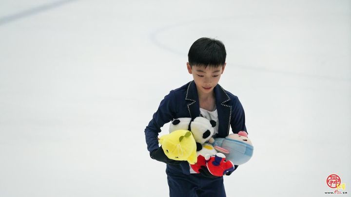 2025年中国花样滑冰俱乐部联赛济南站赛事正酣，选手上演“冰上华尔兹”，花滑现场下起“玩偶雨”
