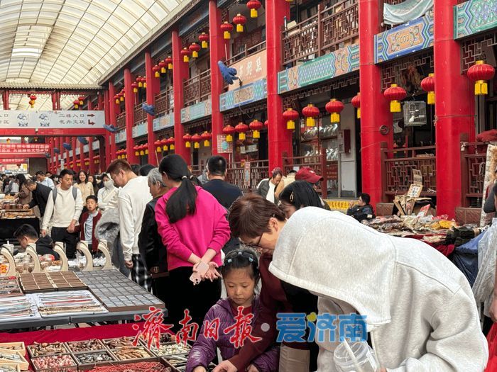 泉在济南过大年丨暖阳催热文化市集 济南英雄山市场假期尾声人气旺