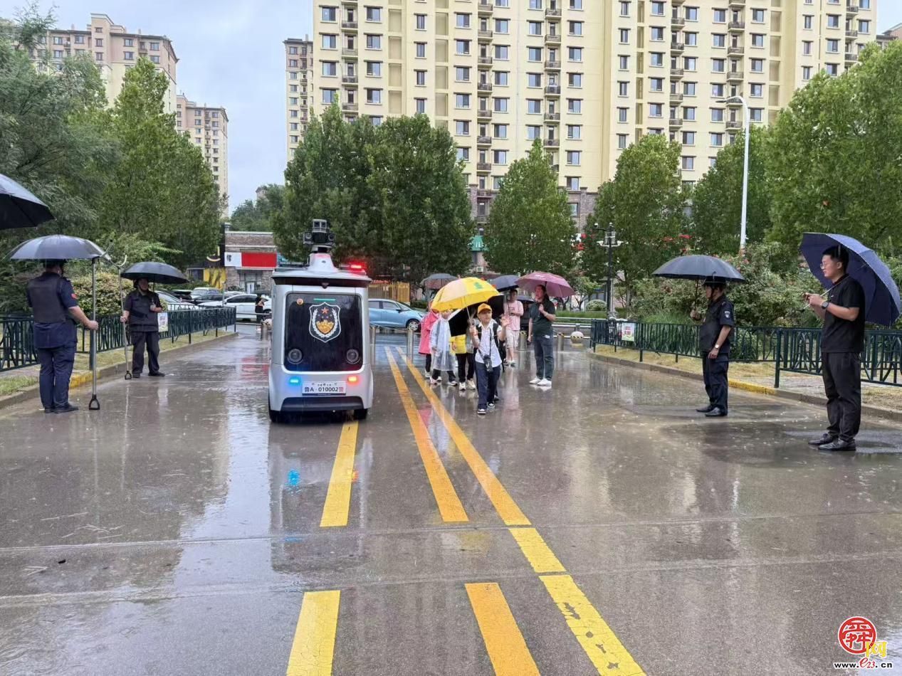 开学首日雨中暖！济南兴隆K15+教育联盟迎山东省首辆无人智慧巡逻车，金盾护航学子安全返校！