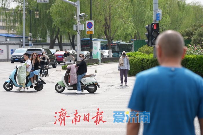 飞絮 “撒欢” 来袭，市民 “口罩” 接招