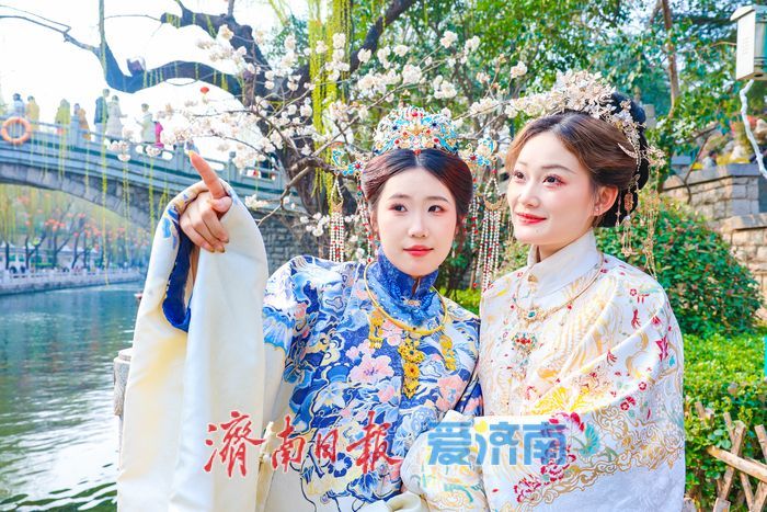 樱缀泉畔添雅韵 汉服打卡醉泉城