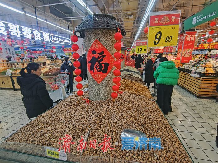 济南商超年味拉满 年货专柜琳琅满目迎新春