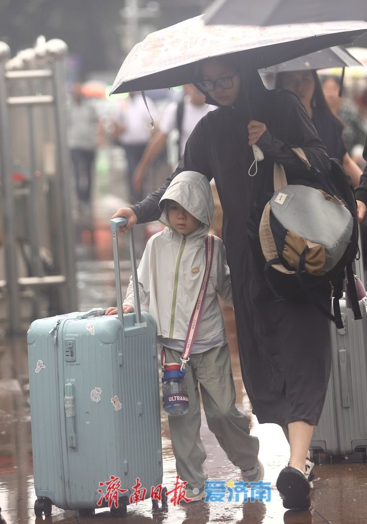 2025年铁路暑运雨中启动 济南站客流平稳 旅客有序踏上旅程