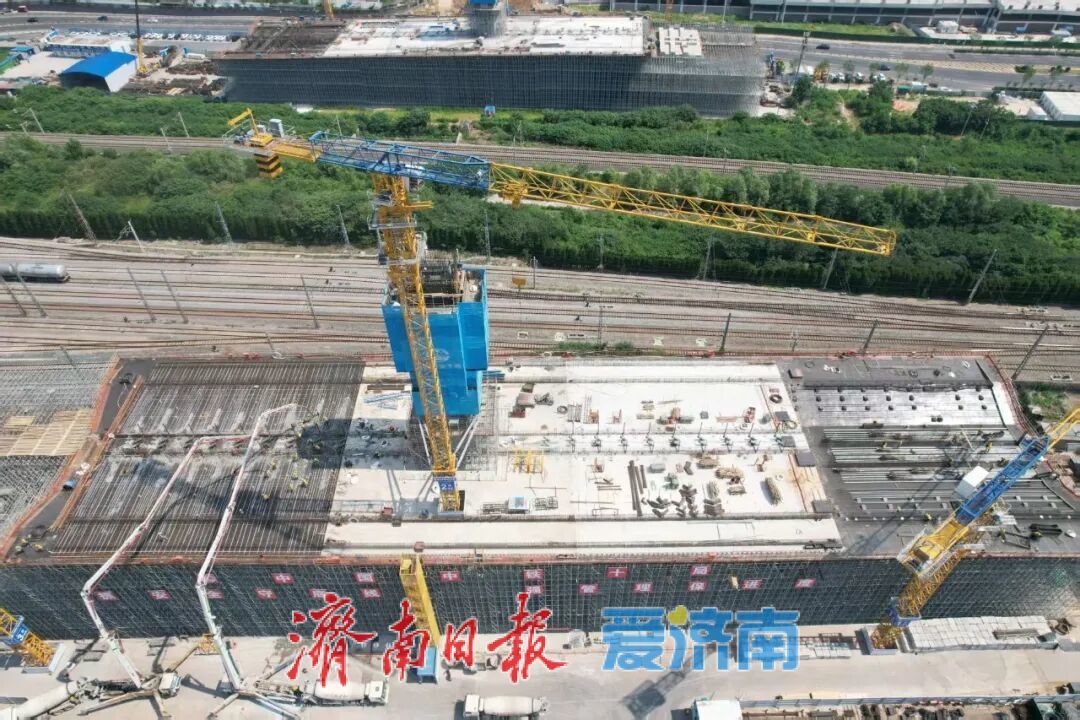济南开源路跨铁路转体桥关键节段浇筑完成