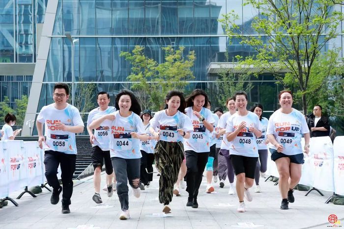 向上攀登！济南CBD2025垂直马拉松开跑！