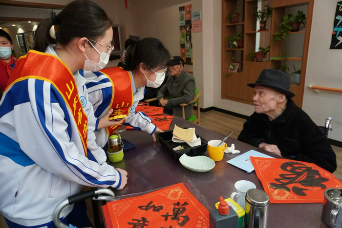 大手拉小手，高中生小学生一同助老学雷锋