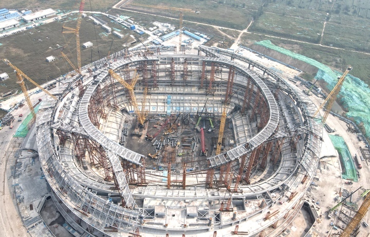The project strengthens the provincial capital｜The hoisting of the roof steel structure trusses of the professional football field project of Jinan Yellow River Sports Center is progressing smoothly