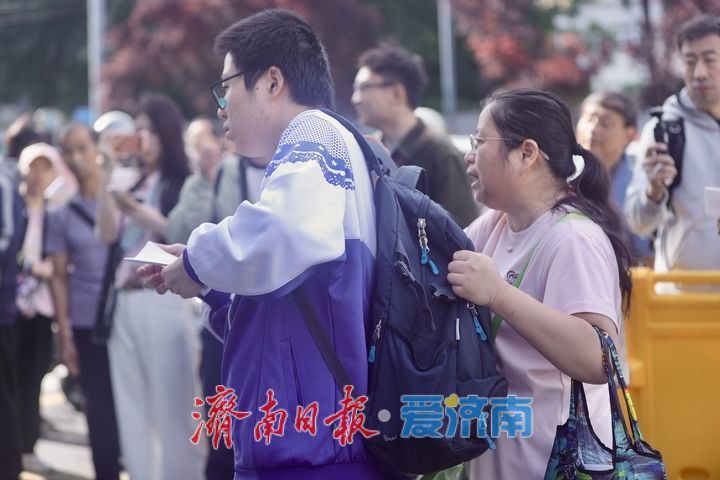 高考首日 少年执笔追梦 家长暖心相伴