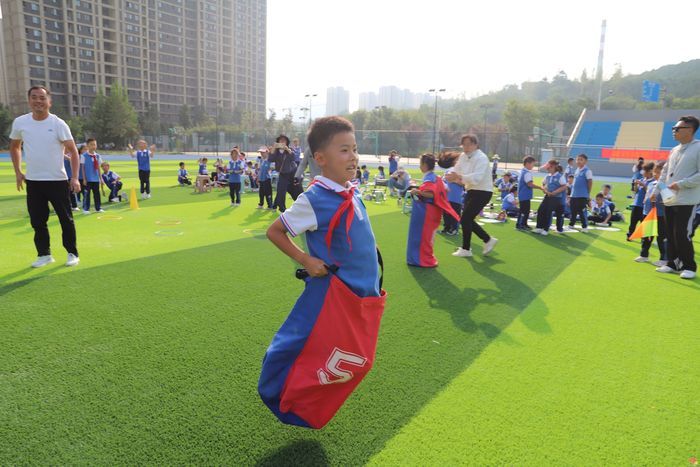 秋季运动会活力开幕，多彩项目点亮校园——历城区智轩学校小学部举行秋季运动会
