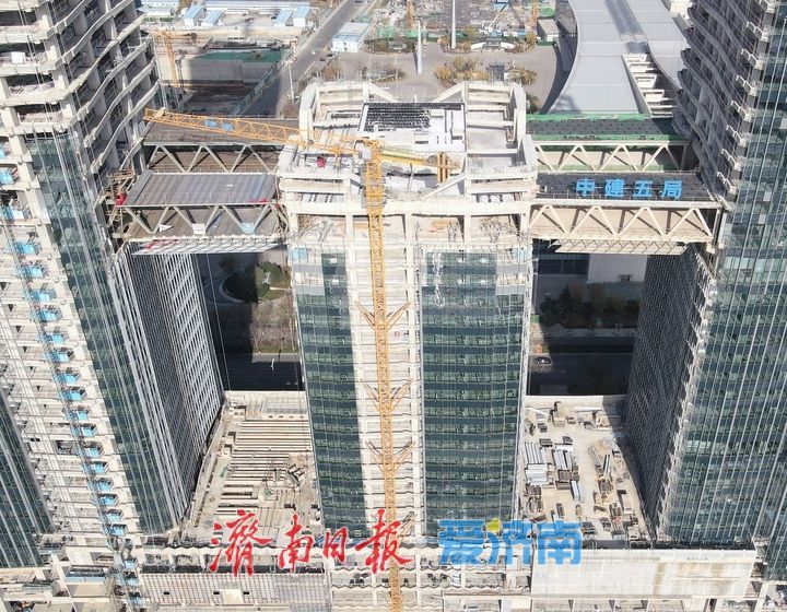 济南西客站片区万融云城二期“空中双连廊”合龙