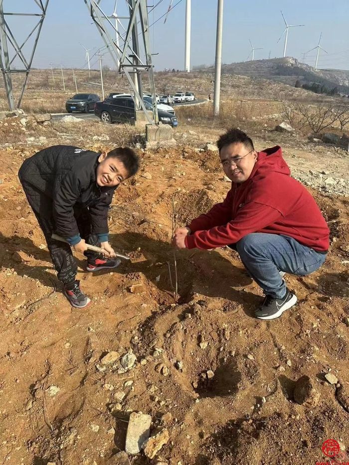 草长莺飞春意浓，义务植树赴青山——济南市莱芜第二实验小学三13中队开展义务植树活动