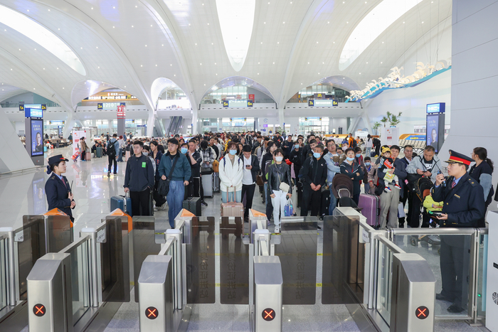 国铁济南局五一假期发送旅客669.6万人次，单日旅客发送再创新高