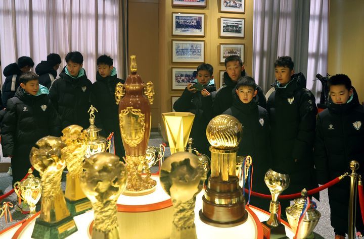 山东泰山足球俱乐部助力青少年足球发展 加强校园足球交流