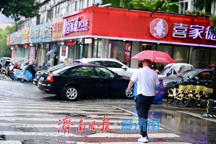 济南强降雨酷热顿消 市民乐享久违清凉
