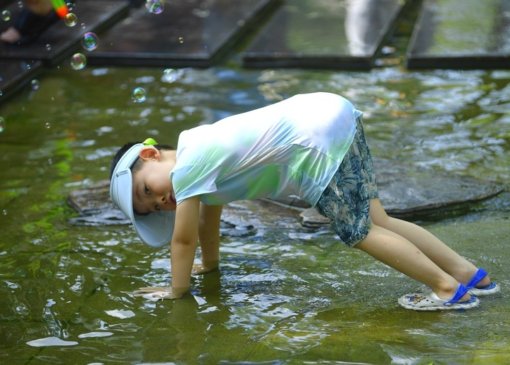 高温来袭，济南市民泉畔觅清凉