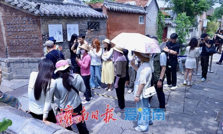 古风照里的“顶流”背景板：济南起凤桥开启“人从众”模式