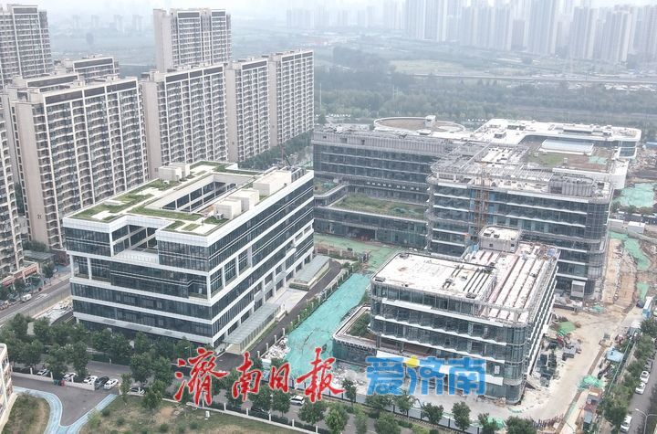 济南华山片区首座智慧化综合医院幕墙施工进入收尾阶段