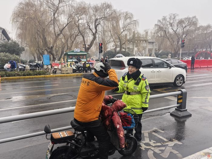 降雪已至，守护在线！ 济南交警护航出行平安