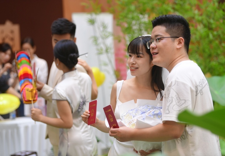 “七夕”有情 商场也能领结婚证啦