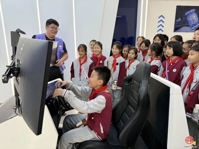 逸家学子探秘济南高新区人工智能教育示范中心