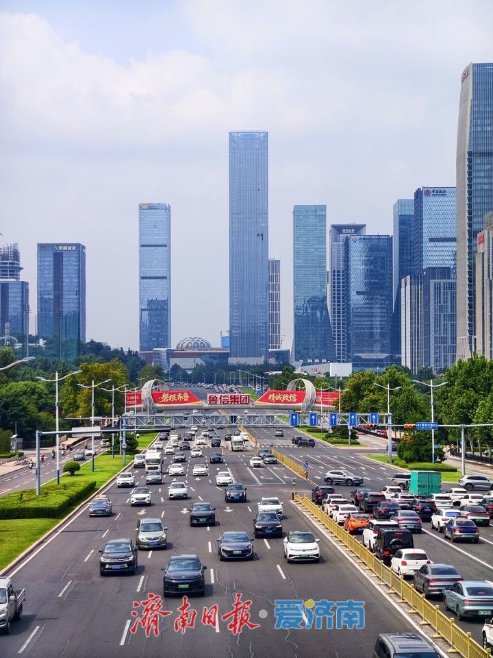 流云漫卷泉城 城市美景如画