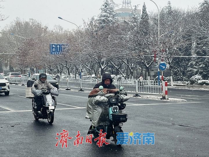 莱芜多部门及时除雪 确保道路畅通