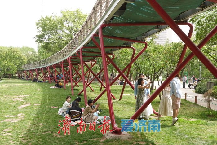 泉城春色醉游人 户外休闲享春光