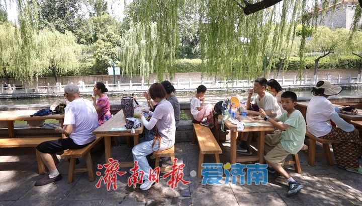济南持续高温 游客黑虎泉畔亲泉纳凉