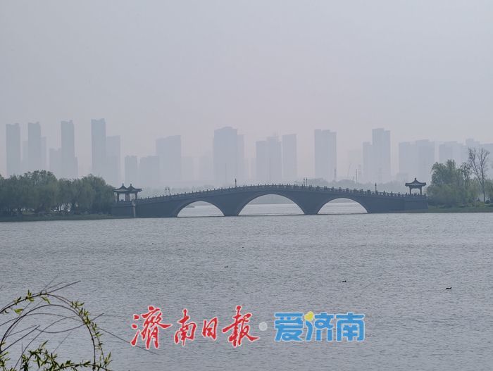 水墨晕染华山湖