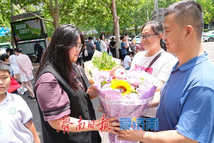 2025夏季高考顺利结束 家长手捧花束送祝福