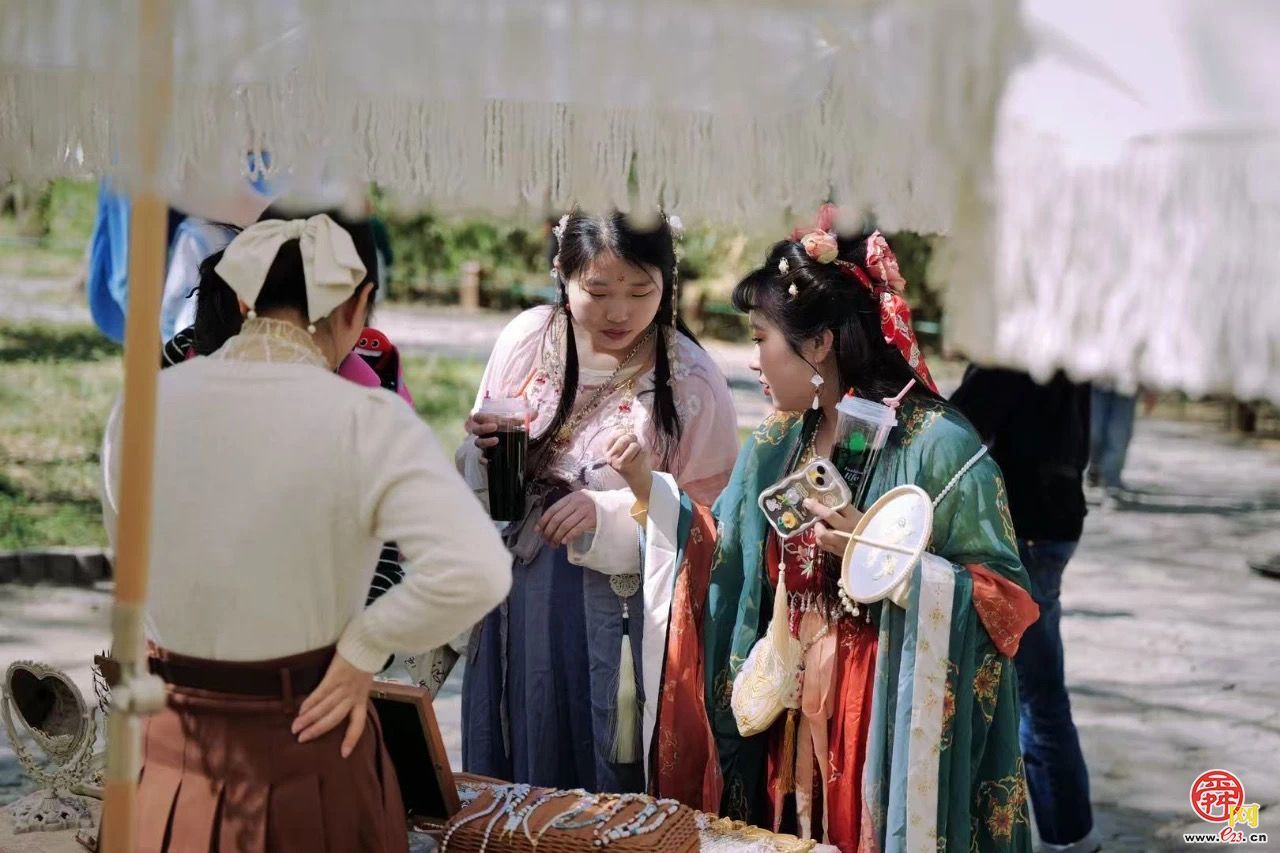 千佛山草坪剧场变身潮玩市集！速来打卡啦~