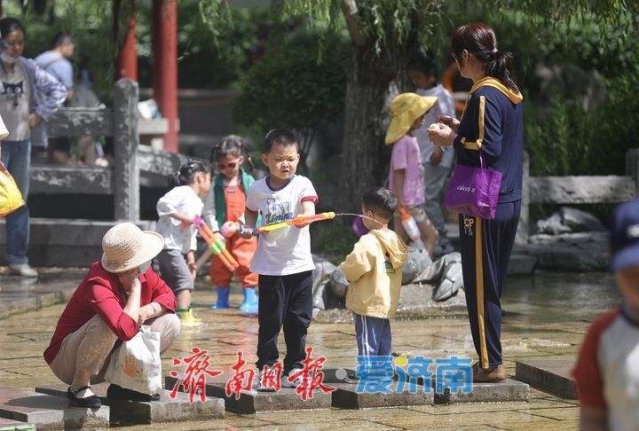 济南初夏亲水热潮：清泉石上，欢乐满溢