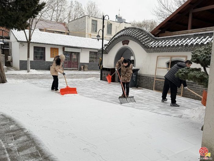 雪落泉城暖守护 九园联动保畅通 —— 济南市公园发展服务中心高效开展首场降雪清雪除冰工作