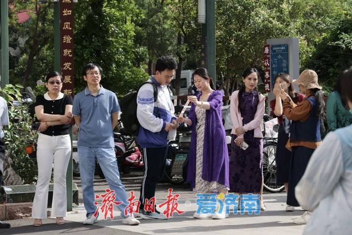 暖心送考氛围感拉满！济南中学教师旗袍助阵高考学子