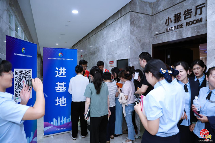 2025年济南市全民数字素养与技能提升月活动走进市图书馆