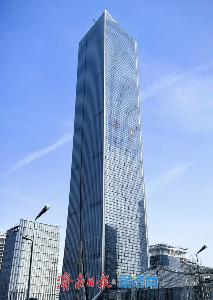 济南信泰中心T1塔楼幕墙工程封顶