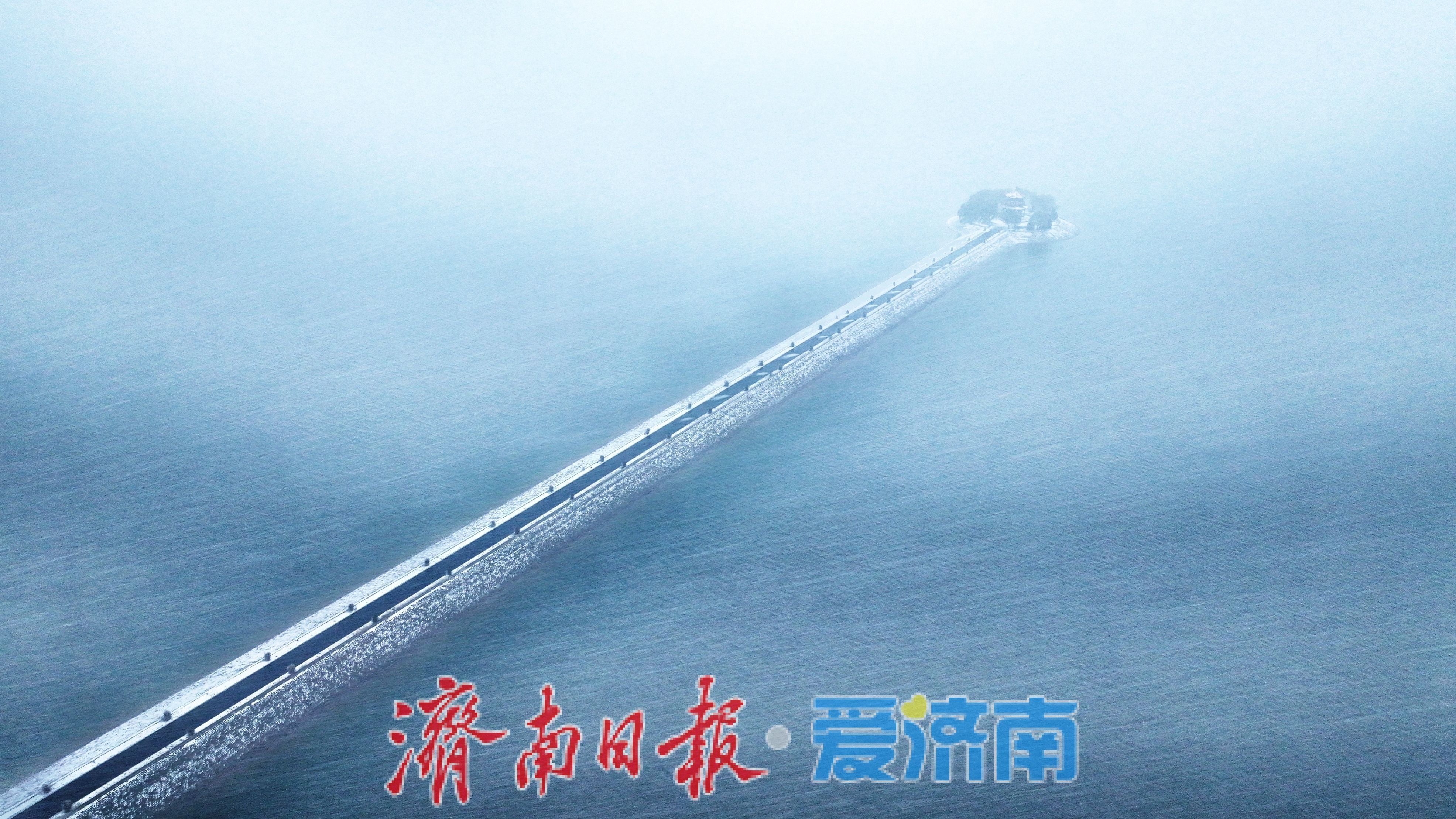 济南2025年首场雪降临 玉清湖“栈桥”变琼楼玉宇